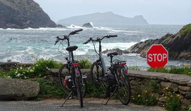 dingle e bikes on the coastline
